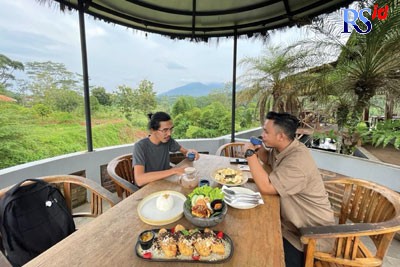 Menikmati kopi panas dan jahe panas dengan pemandangan Gunung Ungaran di Omah Gunung Semarang. (Maria Novena/Jawa Pos Radar Semarang)