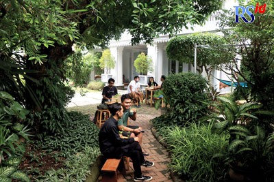 Pecinta kopi bisa menikmati secangkir kopi panas lengkap dengan menikmati suasana jadul serta melihat proses sangrai. (NUR CHAMIM/JAWA POS RADAR SEMARANG)