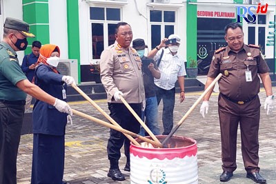 Barang bukti upal dimusnahkan Kejaksaan Negeri (Kejari) Demak  bersama BB lainnya dengan cara dibakar. (Wahib Pribadi/Jawa Pos Radar Semarang)