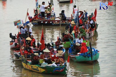 Pasar Apung yang digelar di Sungai Banjir Kanal Barat Semarang pada Agustus 2022 lalu. Saat ini, event untuk menarik wisatawan ini terhenti. Rencananya, Desember mendatang akan digelar dengan konsep beda. (Dokumentasi Jawa Pos Radar Semarang)