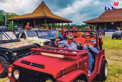 Kepala Disparpora Kabupaten Magelang Slamet Achmad Husein bersama peserta one day tour explore Merapi saat mengawali perjalanan dari Polengan Edupark Srumbung, Rabu (16/11). (M. Iqbal Amar/Jawa Pos Radar Semarang)