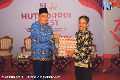 Bupati Magelang Zaenal Arifin menerima bantuan telur ayam ras dari Ketua Paguyuban PPN Magelang. (Istimewa)