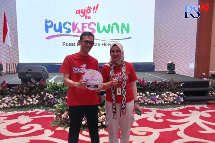 Kepala UPT Puskeswan Kota Magelang drh Heru Trisusila menunjukkan trofi juara 2 lomba puskeswan terbaik nasional. (Istimewa)