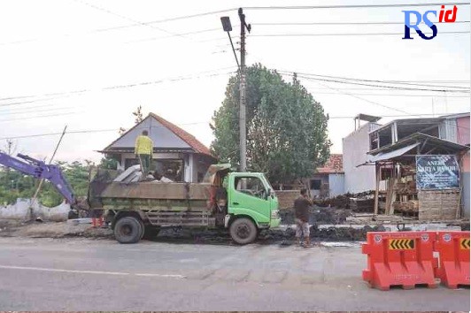 PENGERUKAN: Pekerja saat membuat saluran drainase di jalan Kusuma Bangsa, Kecamatan Pekalongan Utara.(Lutfi Hanafi/Jawa Pos Radar Semarang)
