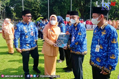 ASN Kota Pekalongan saat mendapat penghargaan pada peringatan HUT ke 51 KORPRI dan DWP ke-23 Tahun 2022, di halaman Setda Kota Pekalongan, Selasa (29/11). (Lutfi Hanafi/Jawa Pos Radar Semarang)