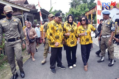 Bupati Pekalongan Fadia Arafiq saat menghadiri peresmian jalan di Desa Ponolawen, Kecamatan Kesesi, Selasa (1/11). (Istimewa)