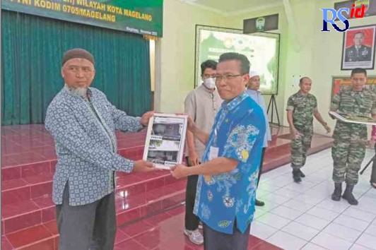 SIAP BANGUN RLTH: Plt Asisten Pemerintahan dan Kesra Larsita saat menyerahkan gambar rumah hasil renovasi kemarin (4/11). (ROFIK SYARIF G P/RADAR MAGELANG)