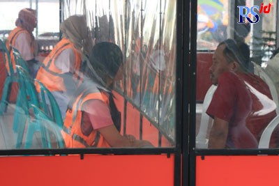 Narapidana LPP Semarang dijenguk keluarga, namun tetap diberi pembatas. (NUR CHAMIM/JAWA POS RADAR SEMARANG)