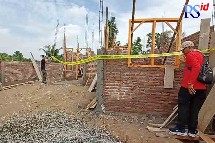 Petugas Satpol PP Kota Semarang melakukan penyegelan proyek perumahan di Kelurahan Patemon, Kecamatan Gunungpati, Jumat (18/11). (ADENNYAR WYCAKSONO/JAWA POS RADAR SEMARANG)