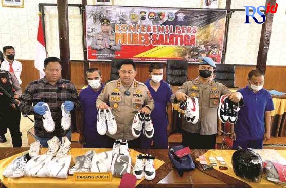 BARANG BUKTI : Kapolres Salatiga AKBP Indra Mardiana menunjukan pelaku dan sepatu hasil curiannya di Polres Salatiga. (Dhinar sasongko/jawapos radar semarang)