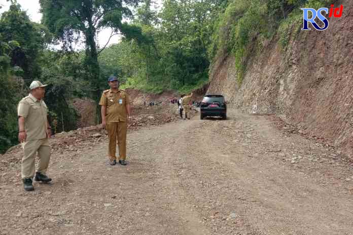 JALAN PENGHUBUNG: Camat Gringsing Adhi Bhaskoro dan Kades Madugowong Edy Zaenuryanto melihat langsung pengerjaan jalan penghubung Kecamatan Gringsing dan Tersono. (RIYAN FADLI/JAWA POS RADAR SEMARANG)