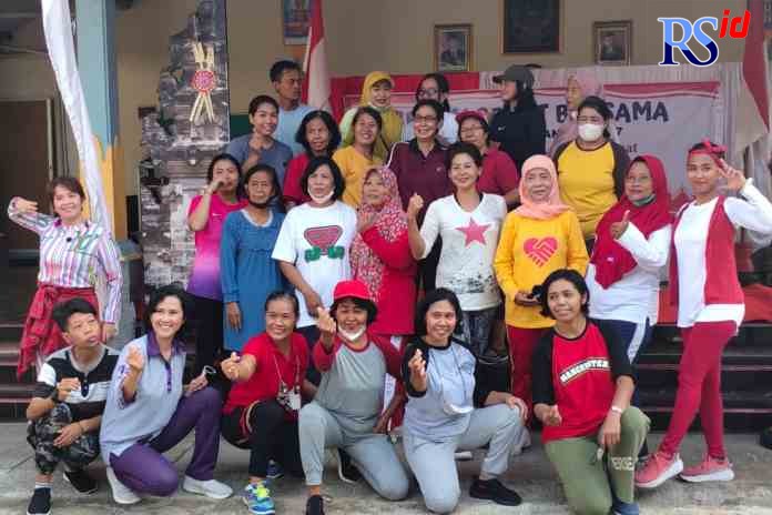 KOMPAK : Ibu-ibu warga RW 19 Kelurahan Tlogosari Kulon usai senam di halaman Pura Amarta Sari. (IST)
