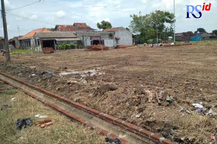 Lahan Pasar darurat yang akan menjadi tempat sementara bagi pedagang Pasar Karangawen. Untuk saat ini masih dalam tahap pengurukan lahan calon pasar darurat. (Wahib Pribadi/Jawa Pos Radar Semarang)