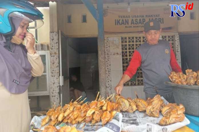 Pengasapan ikan di Kampung Desa Wisata Wonosari, Kecamatan Bonang memiliki koperasi yang disebut dengan Koperasi Asap Indah. (Wahib Pribadi/Jawa Pos Radar Semarang)
