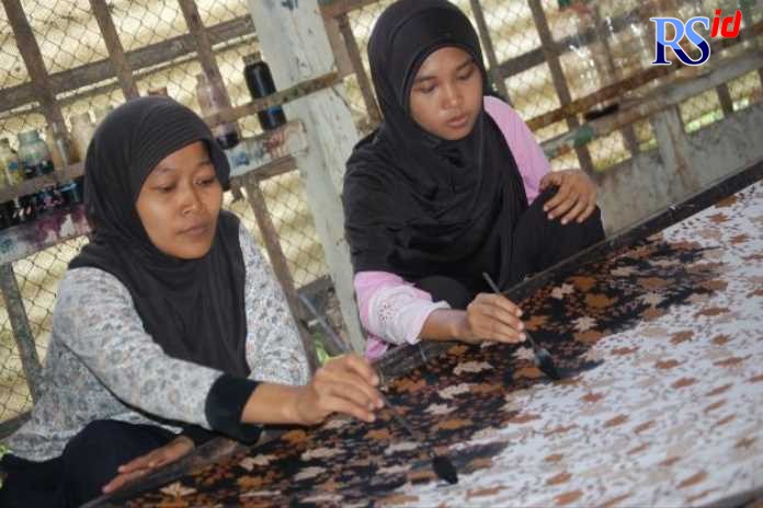 Perajin batik Desa Karangmlati, Kecamatan Demak Kota sedang membatik motif pesisiran. (Wahib Pribadi/Jawa Pos Radar Semarang)