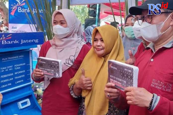 Dindagkop UKM Pemkab Demak menggandeng perbankan dalam membantu transaksi para pelaku UMKM Kabupaten Demak dengan sistem aplikasi. (Wahibr Pibadi/Jawa Pos Radar Semarang)