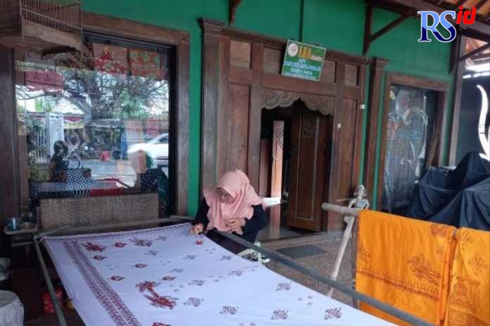 Seorang perajin batik sedang membatik produksi Lea Collections di Desa Mranak, Kecamatan Wonosalam. (Wahib Pribadi/Jawa Pos Radar Semarang)