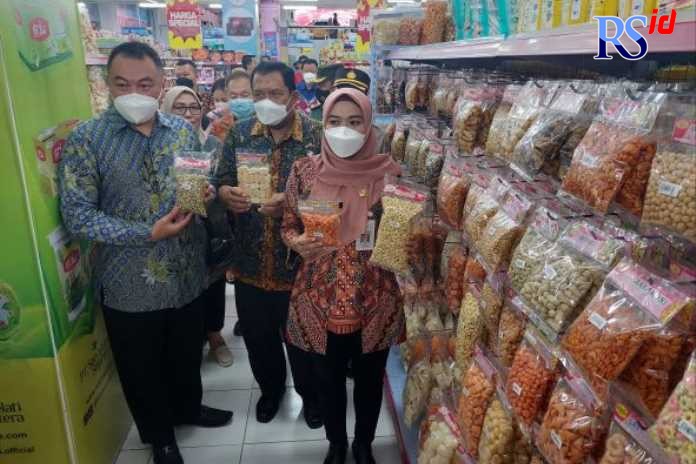 Bupati Demak dr Eistianah didampingi Kepala Dindagkop Iskandar Zulkarnain saat meninjau etalase di Swalayan Aneka Jaya Demak yang menjajakan produk UMKM khas Kota Wali. (Wahib Pribadi/Jawa Pos Radar Semarang)