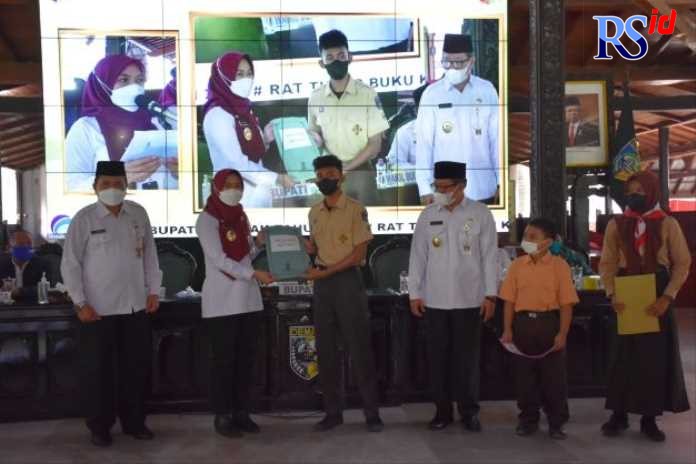 Koperasi Mas (Marsudi Ajining Sariro) Pemkab Demak adalah salah satu contoh koperasi pegawai yang tetap aktif dalam berkegiatan. Diantaranya, menyalurkan bantuan pendidikan untuk anak-anak pelajar anggota koperasi. (Wahib Pribadi/Jawa Pos Radar Semarang)