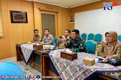 Wali Kota Pekalongan, HA Afzan Arslan Djunaid bersama Forkopimda saat menghadiri diskusi kenaikan UMK 2023, Senin (28/11). (Lutfi Hanafi/Jawa Pos Radar Semarang)