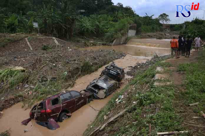 RUSAK BERAT: Tiga mobil milik warga Perumahan Wahyu Utomo yang terseret banjir bandang ditemukan di Sungai Beringin di kawasan Beringin Baru, Ngaliyan, Semarang, kemarin. (NUR CHAMIM/ JAWA POS RADAR SEMARANG)