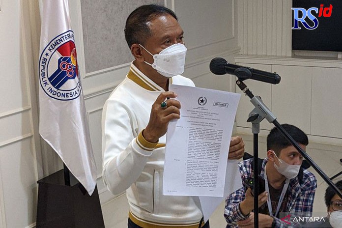 Menteri Pemuda dan Olahraga Zainudin Amali memperlihatkan Keputusan Presiden (Keppres) tentang Pemberian Kewarganegaraan Republik Indonesia kepada Sandy Walsh dan Jordi Amat di Gedung Kemenpora, Jakarta, Rabu (9/11/2022). (ANTARA/Michael Siahaan)
