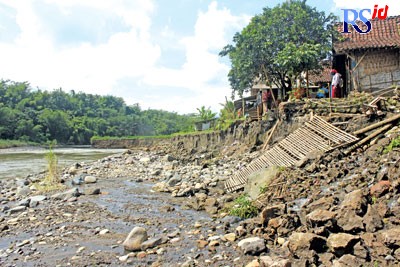 Abrasi Sungai Progo di Dusun Ngiwon, Desa Banyuwangi merusak saluran irigasi dan rumah warga terancam longsor. (ROFIK SYARIF G P/JAWA POS RADAR SEMARANG)