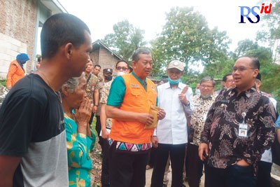 Wasijem berbincang dengan Wali Kota Magelang dr Muchamad Nur Aziz yang datang menyalurkan bantuan, Rabu (2/11). (PUPUT PUSPITASARI/JAWA POS RADAR SEMARANG)