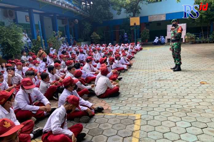 Sertu Santosa ketika memberikan pengajaran nasionalisme pada peserta didik. (KHAFIFAH ARINI PUTRI/JAWA POS RADAR SEMARANG)