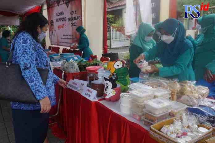 PRODUK LOKAL : Berbagai produk UMKM yang dihasilkan warga RW 03 Kelurahan Bulu Lor, Kecamatan Semarang Utara. (RIDWAN TRI ANGGORO/JAWA POS RADAR SEMARANG)