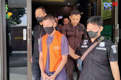 Tersangka pencabulan Agus Mulyadi saat digelandang petugas usai diperiksa di Kejaksaan Negeri Batang. (RIYAN FADLI/JAWA POS RADAR SEMARANG)