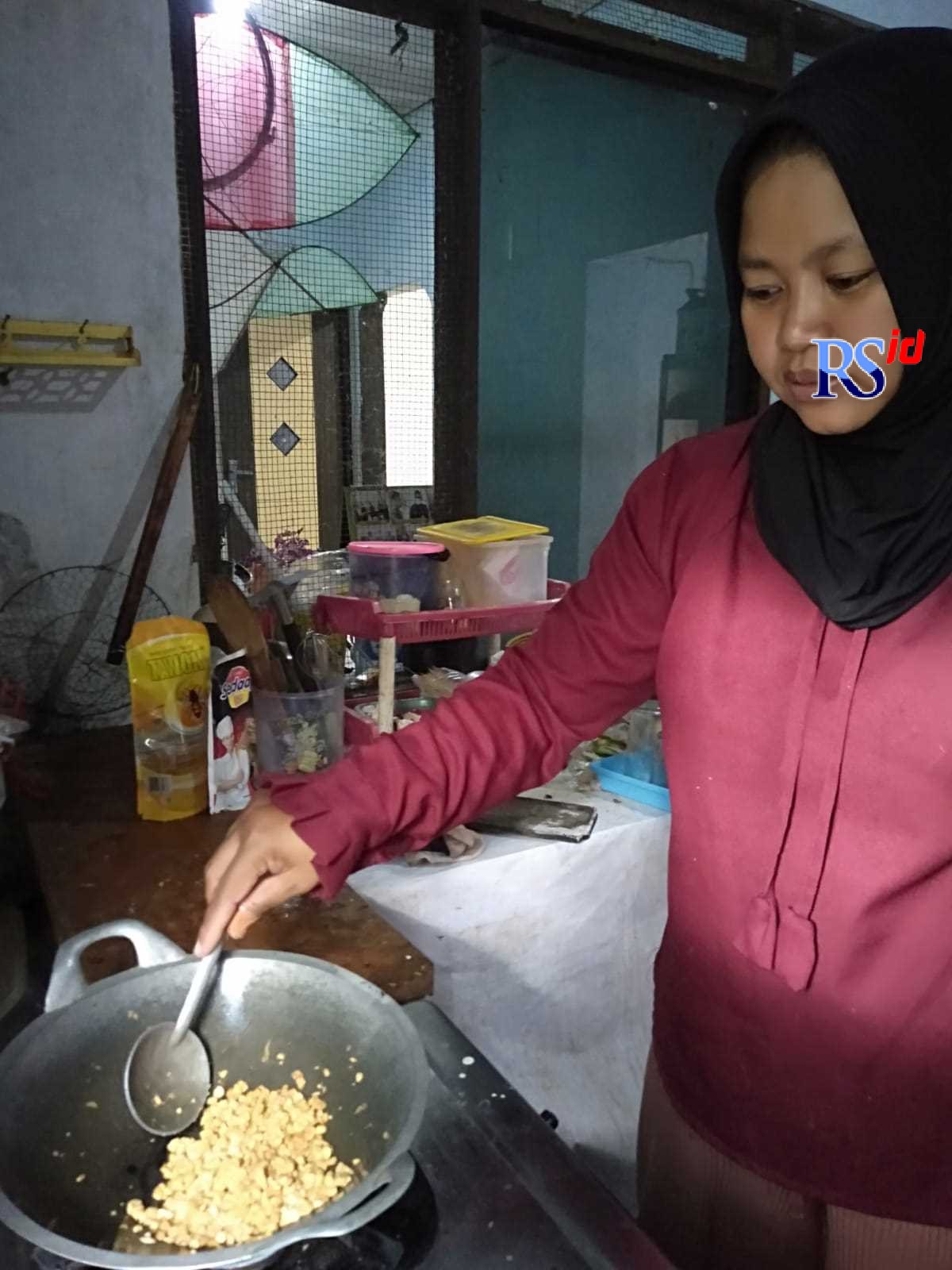 Muntomah saat menggoreng sangrai tempe yang sudah dipotong-potong untuk dibuat cokelat tempe. (FIGUR RONGGO WASSALIM/ JAWA POS RADAR SEMARANG)