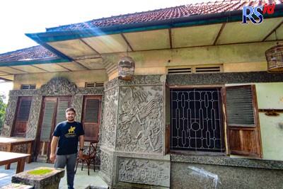Cucu Gatot Soebroto, Lawrence Locsin Sardjono, di depan rumah kakeknya yang sekarang dijadikan private museum. (kanan) Beberapa koleksi foto Gatot Soebroto yang dipajang di private museum. (NURFAIK NABHAN/Jawa Pos Radar Semarang)