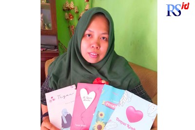 Yuniar Widati menunjukkan buku karyanya. (Puput/Jawa Pos Radar Semarang)