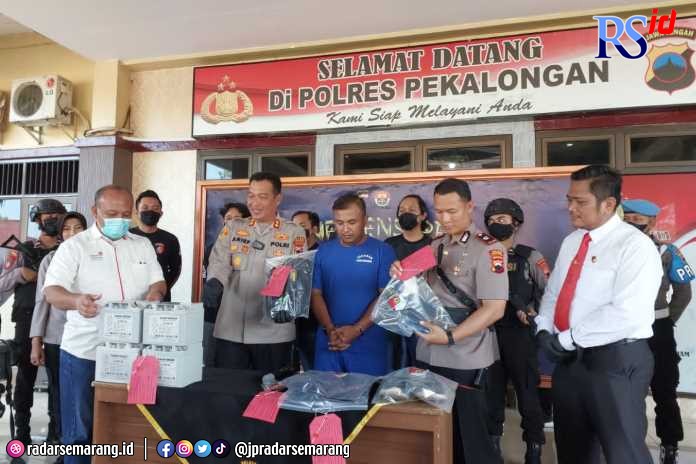 Pelaku Yosi saat dihadirkan di konferensi pers soal aksi kriminalnya di Polres Pekalongan, Senin (28/11). (NANANG RENDI AHMAD/JAWA POS RADAR SEMARANG)