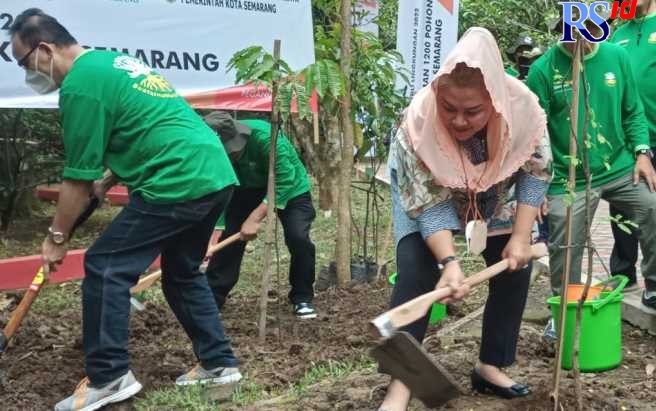 Plt Wali Kota Semarang, Hevearita Gunaryati Rahayu menanam pohon asem di hutan kota Tinjomoyo. (Sulistiono)
