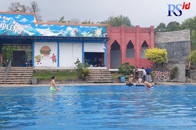 Kolam renang Simpleng dikelola oleh pemerintah Desa Gondosuli, Kecamatan Bulu dengan ciri khas air murni yang dapat digunakan untuk terapi. (DOKUMENTASI ADDIN ALFATH/ JAWA POS RADAR SEMARANG)