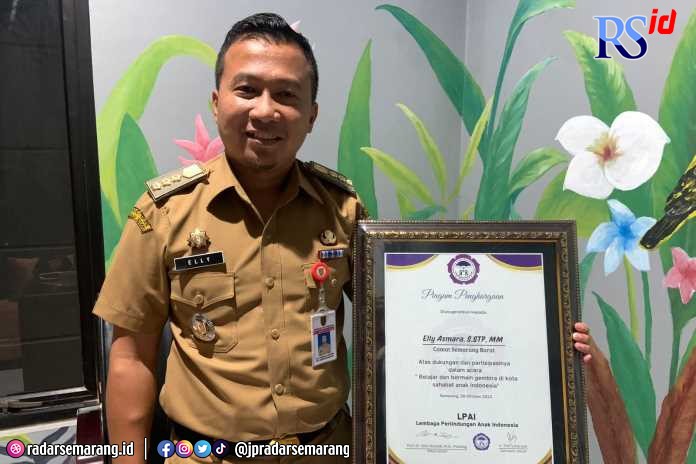 Camat Semarang Barat Elly Asmara menunjukkan penghargaan dari Lembaga Perlindungan Anak Indonesia (LPAI). (KHAFIFAH ARINI PUTRI/JAWA POS RADAR SEMARANG)