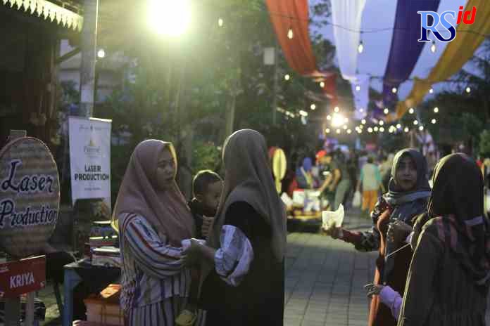 SUASANA MALAM : Masyarakat tampak menikmati malam di Festival Pasar Harmoni Sabtu (5/11). (ISTIMEWA)