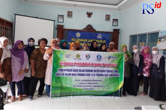 PENGABDIAN MASYARAKAT: Tiga dosen jurusan Kebidanan Poltekkes Kemenkes Semarang melakukan pendampingan kader kesehatan dalam kegiatan Posbindu di Desa Langenharjo, Kabupaten Kendal. (ISTIMEWA)