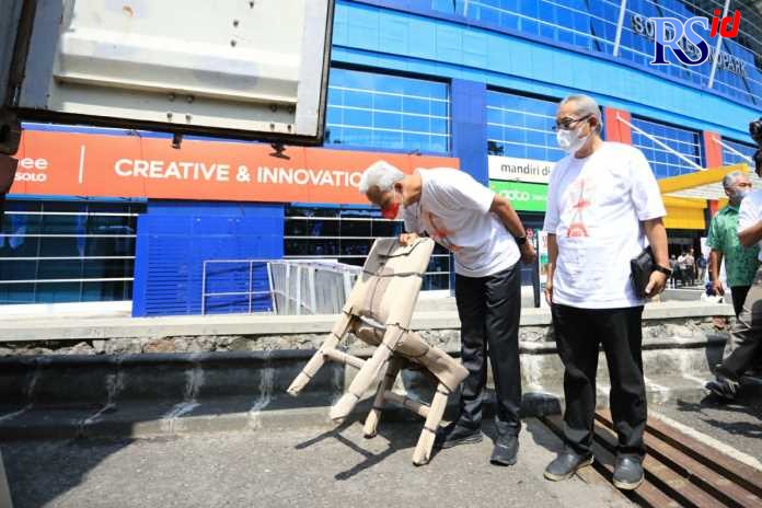 Ganjar Pranowo melepas ekspor produk UMKM asal Solo, buah kerjasama Pemkot Solo dan kampus UNS. (Istimewa)