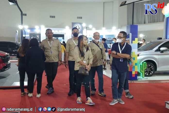 Direktur MTF, Eryawan (kanan depan) saat mengunjungi GIIAS Semarang. (Istimewa)