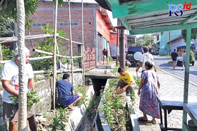 Warga RW 13 Kelurahan Gisikdrono, Kecamatan Semarang Barat kerja bakti membersihkan lingkungan untuk menghadapi penjurian tahap final. (FIGUR RONGGO WASSALIM/ JAWA POS RADAR SEMARANG)