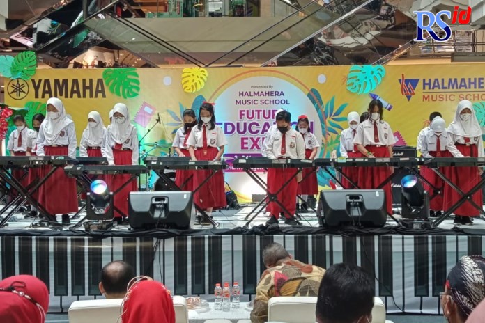 Penampilan apik siswa siswi SD Se Kota Semarang memainkan alat musik keyboard di Future Education Expo, memukau pengunjung yang hadir di Paragon Mall. (Sulistiono/Jawa Pos Radar Semarang)