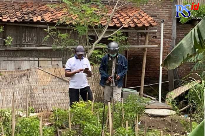 Survei tim Dinputaru Cipta Karya Pemkab Demak dalam pengelolaan hibah air limbah setempat. (Wahib Pribadi/Jawa Pos Radar Semarang)