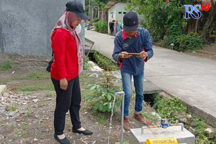 Pembangunan saluran proyek hibah air minum dilaksanakan Bidang Cipta Karya Dinputaru Pemkab Demak. (Wahib Pribadi/Jawa Pos Radar Semarang)