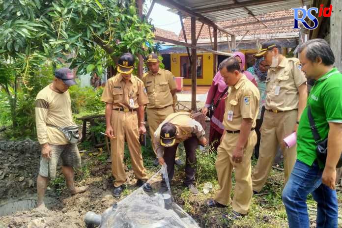 Program penanganan air limbah perkotaan oleh tim Dinputaru Cipta Karya Pemkab Demak. (Wahib Pribadi/Jawa Pos Radar Semarang)