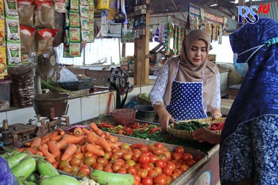 Aktivitas warga saat berbelanja di pasar Grogolan Kota Pekalongan baru-baru ini. (Lutfi Hanafi/Jawa Pos Radar Semarang)