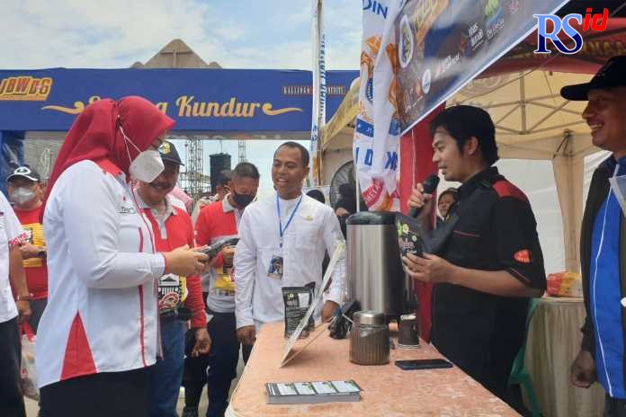 Ketua Kadin Demak, Suryo Hadi Wibowo meninjau pameran UMKM di Lapangan Tembiring. (Wahib Pribadi/Jawa Pos Radar Semarang)