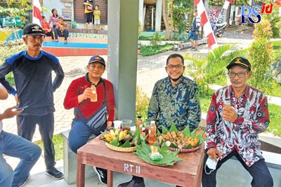 Sejumlah produk UMKM yang dihasilkan warga RW 02 Kelurahan Kalipancur, kecamatan Ngaliyan. (FIGUR RONGGO WASSALIM/ JAWA POS RADAR SEMARANG)